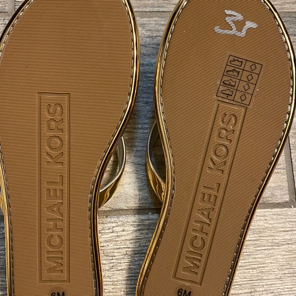 NWT Michael Kors flat sandal thong gold Emory - Picture 4 of 5